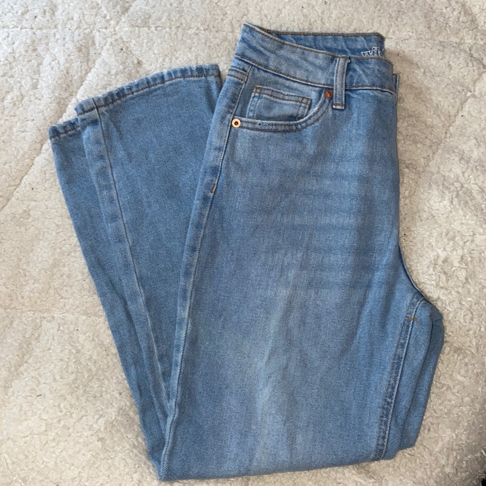 High waisted mom jeans. 💙